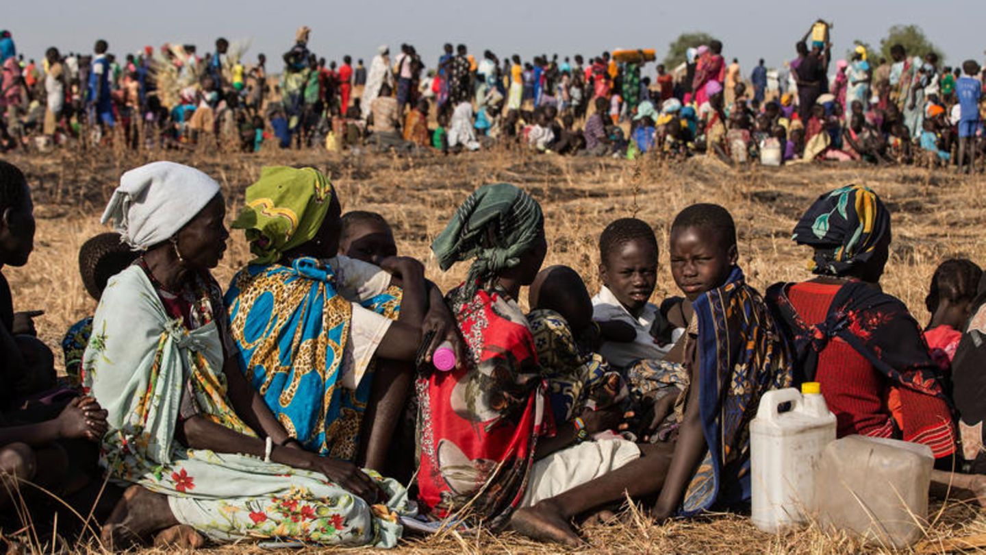 Frauen und Kinder warten am 25.02.2017 in Thonyor, Südsudan, auf Hilfslieferungen vom Welternährungsprogramm