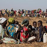 Frauen und Kinder warten am 25.02.2017 in Thonyor, Südsudan, auf Hilfslieferungen vom Welternährungsprogramm