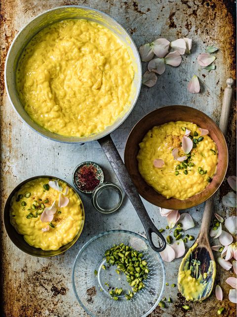 Ein Topf und zwei Schüsseln gefüllt mit gelbem Milchreis