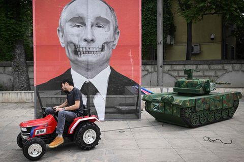 Ein Protest-Plakat gegen den Krieg gegen die Ukraine vor der russischen Botschaft in Bukarest
