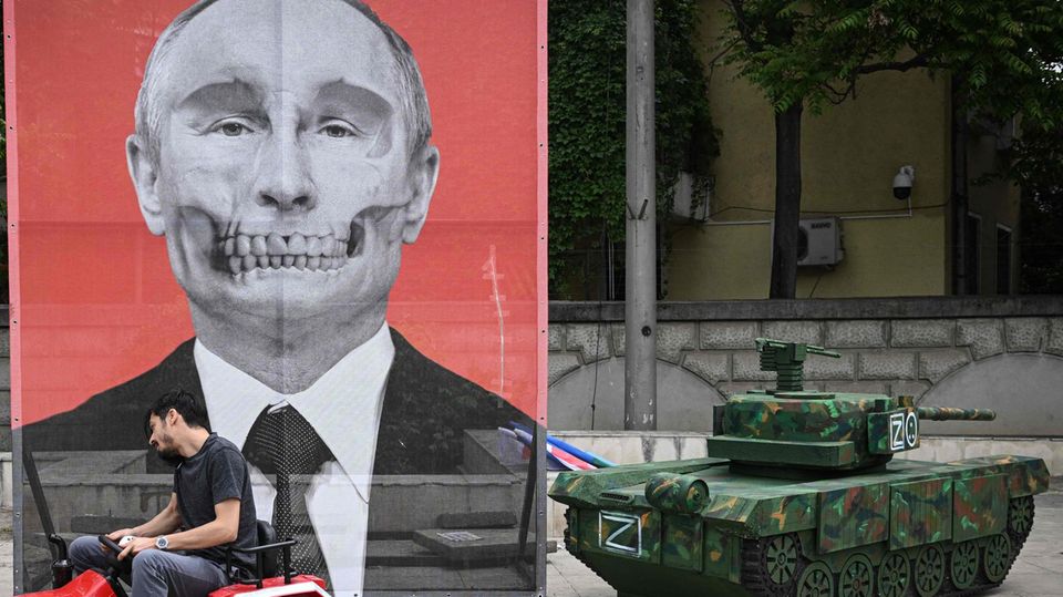 Ein Protest-Plakat gegen den Krieg gegen die Ukraine vor der russischen Botschaft in Bukarest
