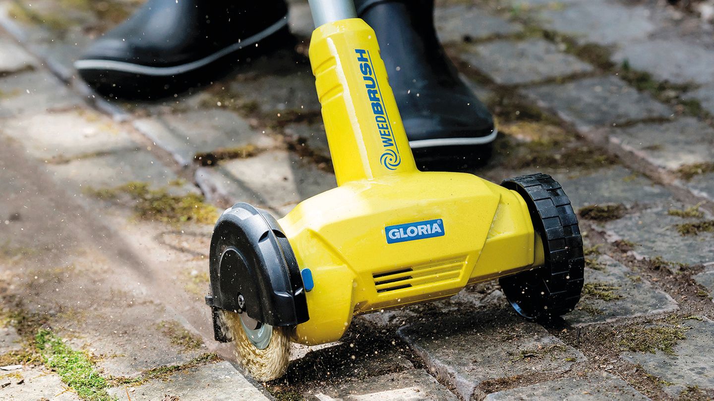 Fugenkratzer elektrisch Person benutzt Fugenkratzer elektrisch