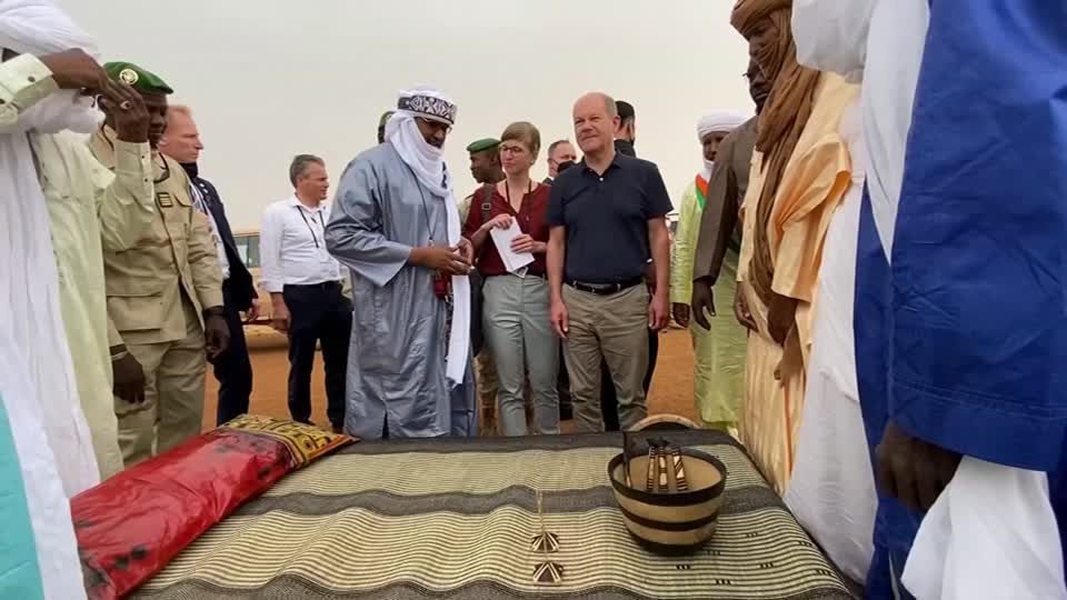 Afrika-Reise von Olaf Scholz: Blaskapelle im Niger verhunzt die deutsche Hymne total – der Kanzler bleibt ungerührt