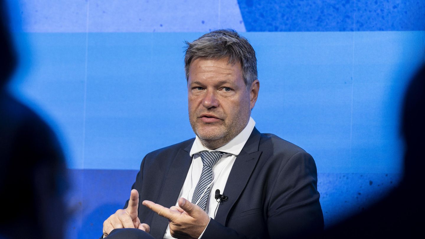 Ukraine News: Habeck sees oil embargo coming soon