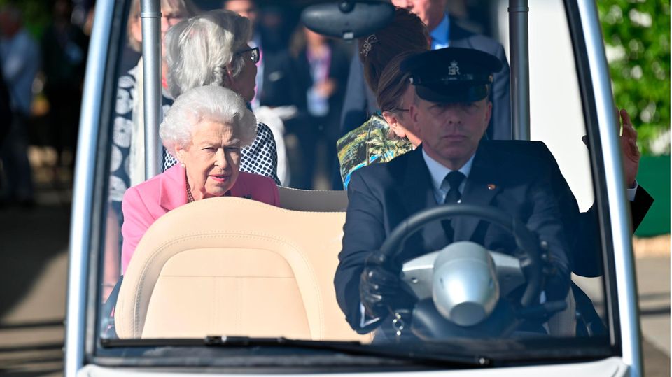 Queen Elizabeth lässt sich im Premium-Buggy chauffieren