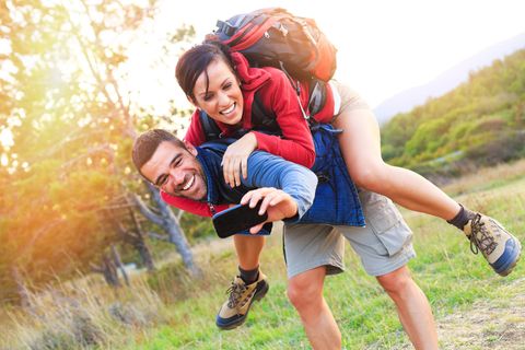 Amazon Sommerdeals 2022: Junges paar macht Selfie beim Wandern