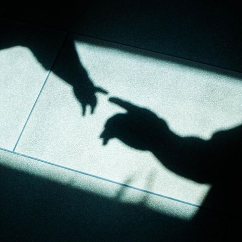 Schatten von zwei Händen