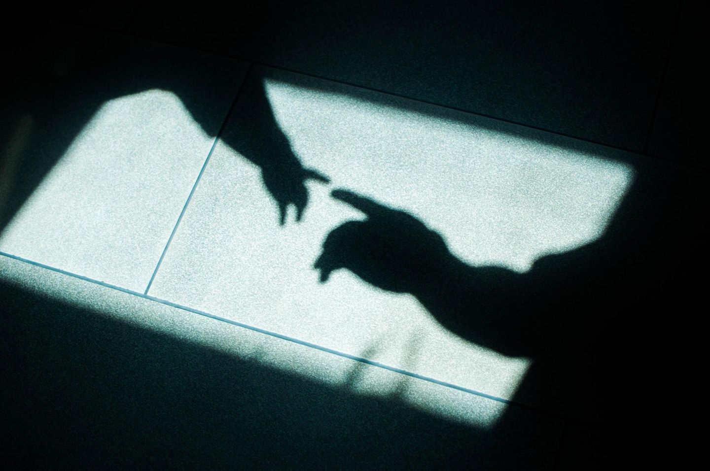 Schatten von zwei Händen