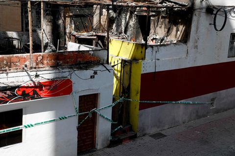 Von einem Restaurant stehen hinter der weißen Fassade nur noch verkohlte Reste der Dachkonstruktion
