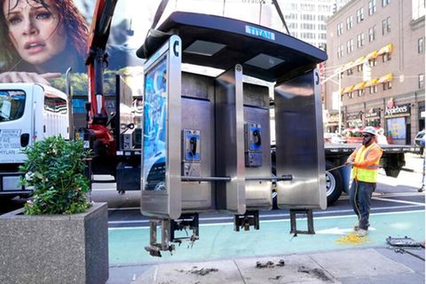 Die letzte Telefonzelle von New York City wird abgebaut