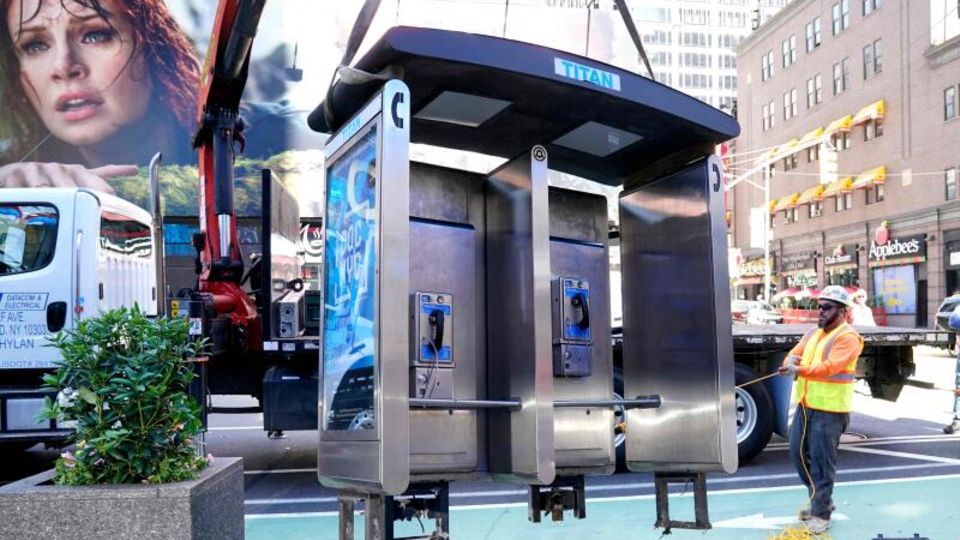 Die letzte Telefonzelle von New York City wird abgebaut