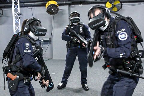 Polizisten beim Einsatztraining mit VR-Brillen