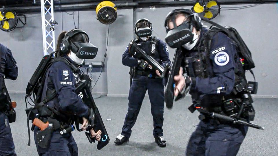 Polizisten beim Einsatztraining mit VR-Brillen