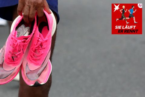Ein Läufer hält ein paar Schuhe in der Hand