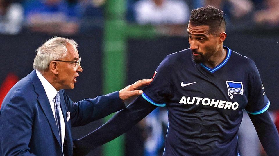 Felix Magath gibt Kevin-Prince Boateng Anweisungen