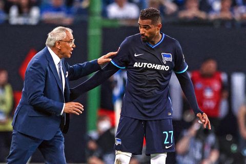 Felix Magath gibt Kevin-Prince Boateng Anweisungen