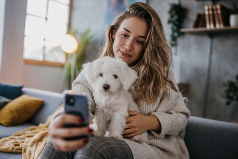 Eine Frau fotografiert einen Hund