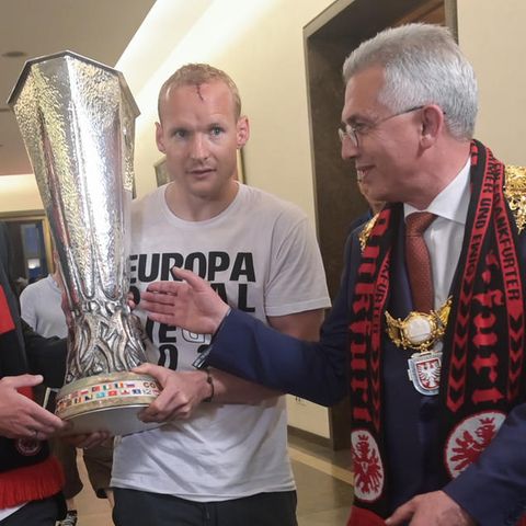 Peter Feldmann nimmt Eintracht-Trainer Oliver Glasner und Kapitan Sebastian Rode den Pokal ab
