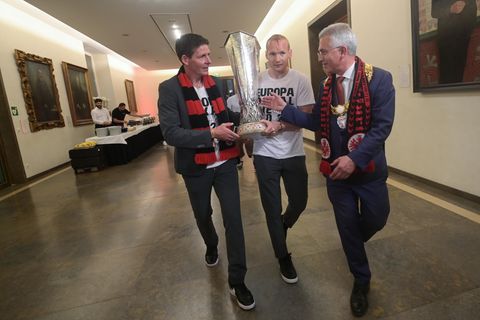 Peter Feldmann nimmt Eintracht-Trainer Oliver Glasner und Kapitan Sebastian Rode den Pokal ab