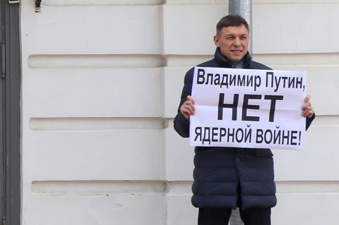 Kostrama Russland: Der Angeordnete Wladimir Michajlow protestiert vor der regionalen Duma.