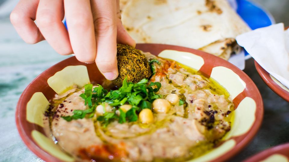 Nachhaltigkeit: Libanon: Mahlzeiten teilen Wer nicht zu viel essen möchte und nicht will, dass am Ende das Essen im Müll landet, sollte seine Mahlzeiten teilen. So wie es in der Levante-Küche oft der Fall ist. (Lesen Sie hier, was Levante-Küche ist). Bei vielen Essern wird es immer jemanden geben, der das letzte Stück aufessen wird. Libanon: Mahlzeiten teilen Wer nicht zu viel essen möchte und nicht will, dass am Ende das Essen im Müll landet, sollte seine Mahlzeiten teilen. So wie es in der Levante-Küche oft der Fall ist. (Lesen Sie hier, was Levante-Küche ist). Bei vielen Essern wird es immer jemanden geben, der das letzte Stück aufessen wird.