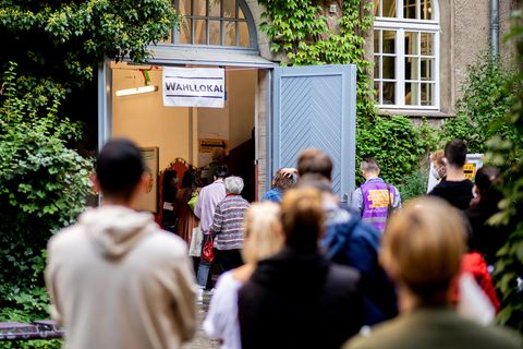 Warteschlange vor einem Berliner Wahllokal bei der Bundestagswahl 2021