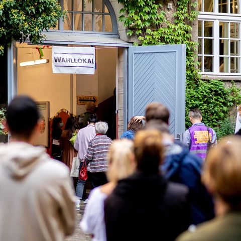 Warteschlange vor einem Berliner Wahllokal bei der Bundestagswahl 2021