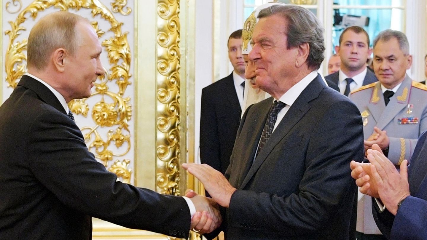 Mit Wladimir Putin verbindet Gerhard Schröder eine lange Freundschaft. Hier besucht der Ex-Kanzler den Kreml-Chef in Moskau. 