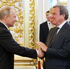 Mit Wladimir Putin verbindet Gerhard Schröder eine lange Freundschaft. Hier besucht der Ex-Kanzler den Kreml-Chef in Moskau. 