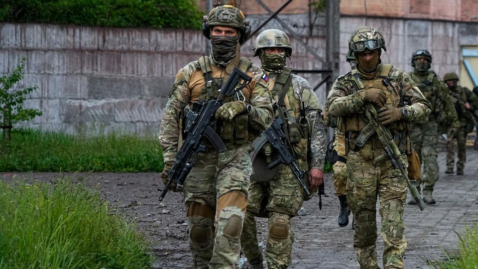Russische Truppen werden im Donbass zusammengezogen