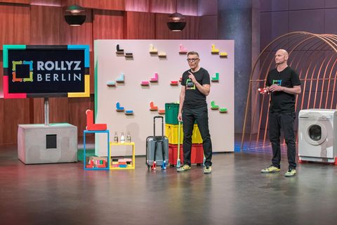 Zwei Männer präsentieren ihr Rollensystem bei DHDL