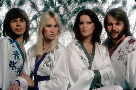 Die zwei Sängerinnen und die zwei Sänger von Abba stehen in Kimonos nebeneinander