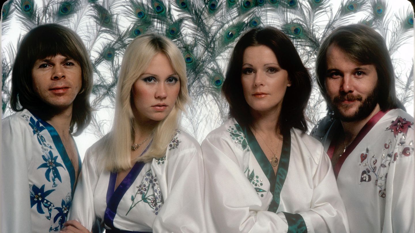 Die zwei Sängerinnen und die zwei Sänger von Abba stehen in Kimonos nebeneinander