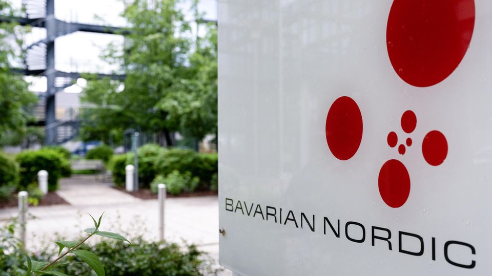 Schild mit Firmenlogo von Bavarian Nordic