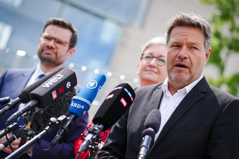 Bei einer Pressekonferenz stellen die Minister ein Gesetz zur Klimaabgabe vor.