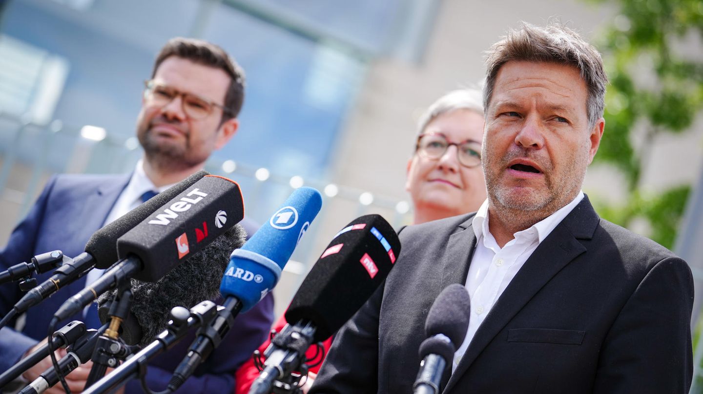 Bei einer Pressekonferenz stellen die Minister ein Gesetz zur Klimaabgabe vor.