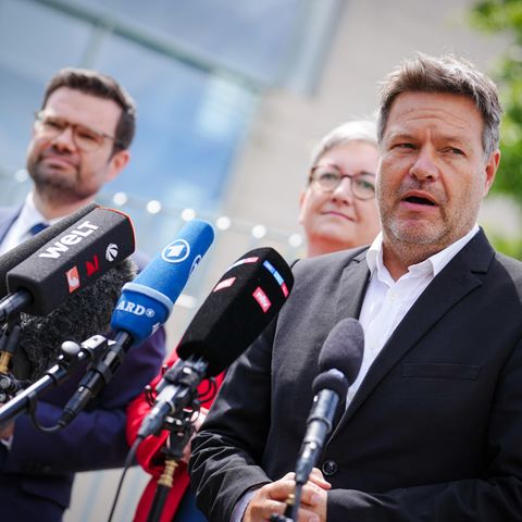 Bei einer Pressekonferenz stellen die Minister ein Gesetz zur Klimaabgabe vor.