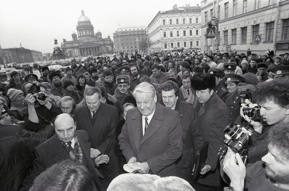 Putin am 1. Dezember 1991 in Sankt Petersburg. Als die Sowjetunion zusammenbricht, muss sich Putin umorientieren.