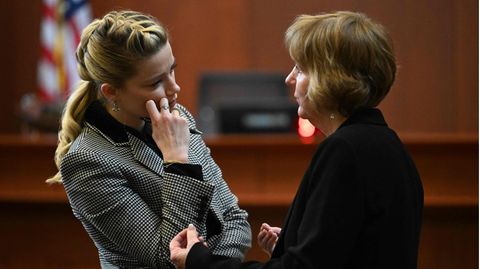 Amber Heard berät sich im Gerichtssaal mit ihrer Anwältin Elaine Bredehoft.