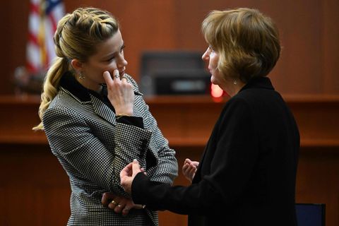 Amber Heard berät sich im Gerichtssaal mit ihrer Anwältin Elaine Bredehoft.