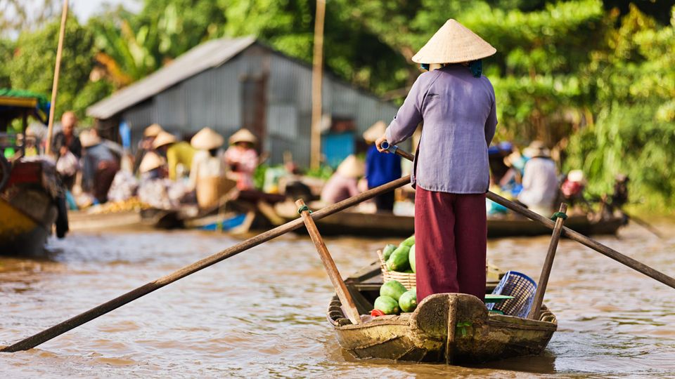 Vietnam  Info: Fremdenverkehrsamt Vietnam  Anreise:  Nonstop-Flüge ab Frankfurt nach Ho Chi Minh Stadt, Stopover-Flüge über diverse Städte (z.B. Bangkok, Kuala Lumpur).  Einreisebestimmungen:  Für die Einreise nach Vietnam wird ein Visum benötigt. Für Touristen beträgt die Aufenthaltsdauer vier Wochen. Gegen eine höhere Visums-Gebühr ist auch ein längerer Aufenthalt möglich. Visa können bei der vietnamesischen Botschaft in Berlin (www.vietnambotschaft.org) oder dem Generalkonsulat in Frankfurt beantragt werden.  Die Einreise nach Vietnam ist sowohl mit einem Reisepass, einem Kinderreisepass, einem Kinderausweis mit Foto als auch mit einem Eintrag in den Reisepass der Eltern möglich. Auch hier ist ein Foto erforderlich. Die Dokumente müssen einen Monat länger gültig sein als das Visum. Das Auswärtige Amt empfiehlt jedoch generell, nur mit Pässen zu reisen, die noch mindestens sechs Monate gültig sind.  Reisezeit:  Vietnam verfügt über ein tropisches Monsunklima. Die optimale Reisezeit für den Norden liegt zwischen November und Mai. Dann lässt der Regen nach und es kühlt leicht ab. In den Süden reist man am besten zwischen November und Januar. Die beste Reisezeit für Zentralvietnam liegt in der Zeit zwischen Februar und Juni. Von Juni bis Oktober kann in einigen Provinzen zu schweren Überschwemmungen kommen.  Impfungen  Vietnam-Reisende sollten sich neben den Standardimpfungen zusätzlich gegen Hepatitis A sowie bei längeren Aufenthalten gegen Hepatitis B, Tollwut, Japanische Encephalitis und Typhus impfen lassen. Aufgrund des regional hohen Malariarisikos, sollte vorab mit einem Tropenmediziner über eine sinnvolle Prophylaxe gesprochen werden.  Besonderheiten:  Während Vietnam in punkto Gewaltkriminalität als eher sicheres Reiseland gilt, hat die Zahl von Diebstählen - z.B. von Gepäck und Bargeld - zugenommen. Wertgegenstände sind daher im Hotelsafe am besten aufgehoben. Wie in vielen asiatischen Ländern gilt auch für Vietnam, dass Drogendelikte drakonische Strafen zur Folge haben können.