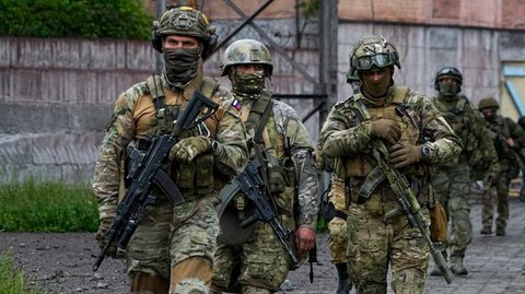Russische Soldaten im lljitsch Eisen- und Stahlwerks Mariupol