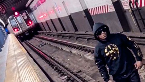 Auf den Gleisen: Mann springt im letzten Moment vor Zug weg – ein Fake