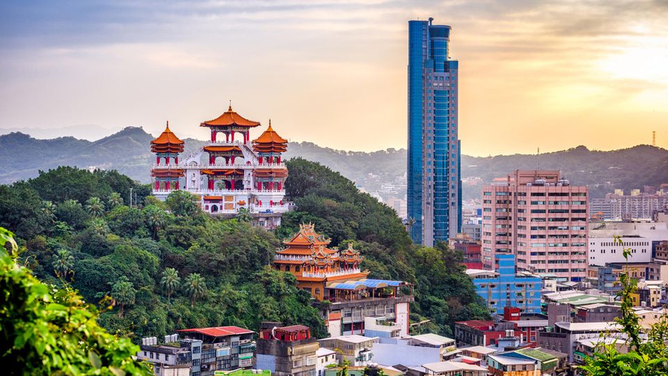 Taiwan  Infos: Taiwanesisches Fremdenverkehrsamt  Anreise:  Stopover-Flüge von Frankfurt und München über diverse Städte (z.B. Bangkok , Shanghai, Hongkong) nach Taipeh.  Einreisebestimmungen:  Erst ab einer Aufenthaltsdauer von über 90 Tagen ist ein Visum notwendig. Voraussetzung für die visafreie Einreise ist ein bestätigtes Rück- oder Weiterflugticket. Für längere Aufenthalte kann ein Visum bei der Auslandsvertretung Taiwans in Berlin beantragt werden.  Ohne Probleme können Taiwan-Reisende mit einem Reisepass, einem Kinderreisepass oder mit einer Eintragung im Pass der Eltern einreisen. Alle Dokumente müssen nach Einreise noch mindestens sechs Monate gültig sein. Etwas komplizierter ist die Einreise mit vorläufigen Reise-Dokumenten oder einem Kinderausweis. Für ein Kind mit Kinderausweis muss das Visum bereits vor der Reise vorliegen. Die Gebühren von 37 Euro kann man besser in einen Kinderreisepass investieren, der in der Regel 13 Euro kostet.  Erfolgt die Ein- oder Rückreise über die Volksrepublik China, sollten Reisende sich zuvor bei der Chinesischen Botschaft erkundigen, ob ein Transitvisum notwendig ist.  Um das Land vor ansteckenden Krankheiten zu schützen, wird bei allen Reisenden die Körpertemperatur mit einer Wärmebildkamera gemessen.  Reisezeit:  In Taiwan herrscht - ähnlich wie in Südchina - ein tropisches Monsunklima. Die regenreichste Zeit reicht von Mai bis September. Die beste Reisezeit liegt daher im März/April oder im Oktober/November. Den Winter empfinden europäische Reisende mit Höchstwerten um die 20 Grad im Norden Taiwans und um die 25 Grad im Süden als sehr angenehm. In den höheren Lagen der gebirgigen Insel kann es aber auch schneien.  Impfungen:  Als Reiseimpfungen werden Hepatitis A und Typhus empfohlen. Ob darüber hinaus eine Malaria-Prophylaxe sinnvoll ist, sollte im Einzelfall ein Tropenmediziner entscheiden.  Besonderheiten:  Reisende müssen in Taiwan mit Erdbeben und in der Zeit von Juni bis Oktober mit Taifunen rechnen. Besonders vor einer Bergwanderung ist es wichtig, sich in den Medien über Wetterwarnungen zu informieren.  Auf der Insel gibt es Giftschlangen verbreitet. Wanderer sollten unbedingt festes Schuhwerk tragen. Im Falle eines Bisses muss umgehend ein Arzt aufgesucht werden.