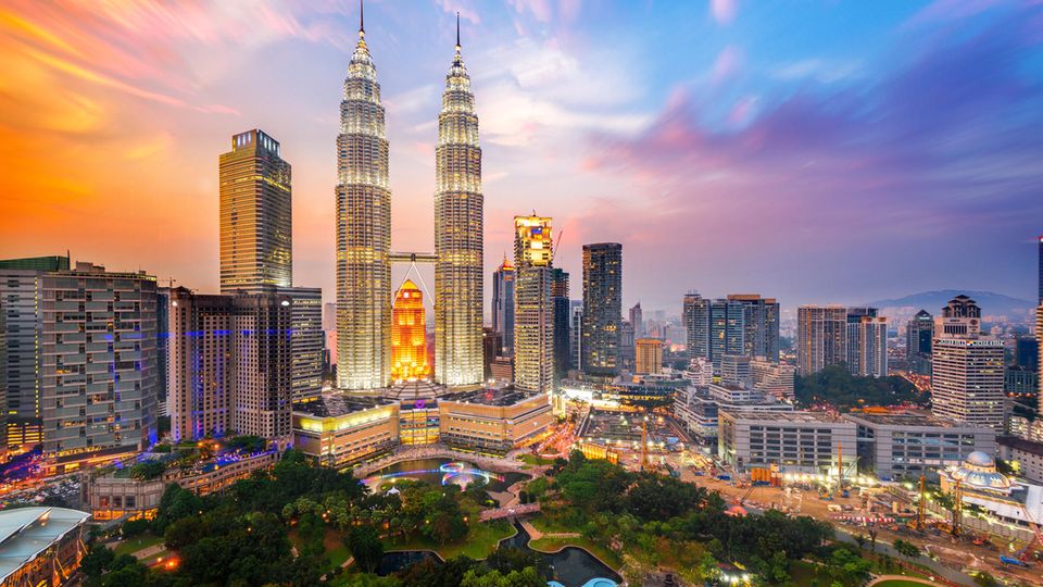 Malaysia  Info: Malaysia Tourist Promotion Board  Einreise:  Nonstop-Flüge ab Frankfurt , Stopover-Flüge über diverse Städte (z.B. Doha, Amsterdam, Kuwait)  Einreisebestimmungen:  Für die Einreise nach Malaysia ist ein Reisepass, bzw. ein Kinderreisepass notwendig. Sie können auch vorläufig ausgestellt sein, müssen aber in jedem Fall eine Gültigkeit von sechs Monaten ab Reiseantritt haben.  Bei einem Aufenthalt bis zu drei Monaten besteht keine Visumspflicht. Nun für Reisen in den Bundesstaat Sarawak ist ein 30-Tage-Visum notwendig, das bei der Malaiischen Botschaft in Berlin beantragt werden kann. Seit Juni 2011 werden bei der Einreise Fingerabdrücke von beiden Daumen und Zeigefingern genommen.  Reisezeit:  In Malaysia ist ein Äquatorialklima vorherrschend. Die Temperaturen sind ganzjährig warm bis heiß und es gibt ganzjährig Niederschläge. Die beste Reisezeit für Malaysia ist im August und September. Als schlechteste Reisemonate für das Land gelten März, April und Oktober.  Impfungen:  Eine Impfung gegen Hepatitis A ist empfehlenswert. Bei längeren Aufenthalten auch gegen Hepatitis B, Typhus, Tollwut und Japanische Encephalitis. Ein Malariarisiko besteht besonders für Borneo. In Anhängigkeit von den Reisezielen sollte ein Tropenmediziner zu Rate gezogen werden.  Besonderheiten:  In Malaysia müssen Reisende immer mit Handtaschendiebstählen und Trickbetrügereien rechnen. Besonders Alleinreisende wurden mit einem Vorwand in Privatwohnungen gelockt und z.B. in dubiose Glücksspiele verwickelt. Darüber hinaus ist von Reisen von Malaysia nach Thailand auf dem Landweg abzusehen, da in den angrenzenden thailändischen Südprovinzen immer wieder terroristische Anschläge verübt werden. Aufgrund der Entführung von 21 Touristen durch die Terrorgruppe Abu Sayyaf in der Provinz Sabah im Jahr 2000, mahnt das Auswärtige Amt immer noch zur Vorsicht bei Reisen in diese Region Malaysias.  In dem stark muslimisch geprägten Land ist Homosexualität strafbar.  Illegaler Waffenbesitz und Drogenvergehen können mit der Todesstrafe geahndet werden, die auch gegen Ausländer verhängt wird.