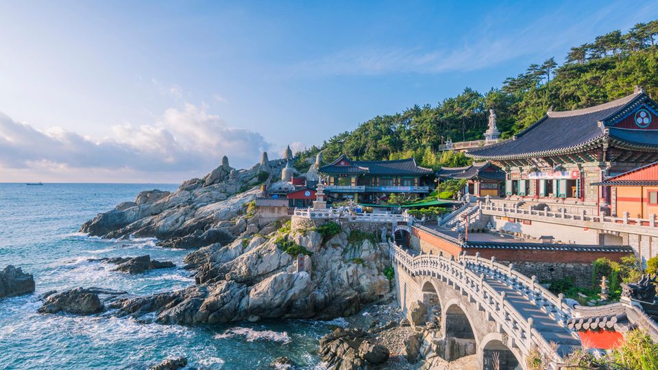 Südkorea  Info: Korea Tourism Organization  Anreise:  Nonstop-Flüge ab Frankfurt und München nach Seoul, Stopover-Flüge über diverse Städte (z.B. Istanbul, Helsinki).  Empfohlene Impfungen   Als Reiseimpfungen werden Hepatitis A bei Langzeitaufenthalt sowie Hepatitis B, Tollwut und Japanische Enzephalitis empfohlen. Malaria ist selten, kommt jedoch vor. Kinder sollten gegen Masern geimpft sein.  Einreisebestimmungen:  Deutsche Staatsangehörige benötigen zur Einreise als Touristen oder Geschäftsleute kein Visum. Erst für Aufenthalte ab 90 Tage besteht eine Visumspflicht. Visa können bei den Auslandesvertretungen der Republik Korea in Berlin, Hamburg, Bonn und Frankfurt beantragt werden. Es werden alle gängigen Reisedokumente anerkannt, sofern sie über ein Lichtbild verfügen. Auf eine Mindestgültigkeit wird nicht hingewiesen.  Reisezeit:  Südkorea hat ein gemäßigtes Klima mit vier ausgeprägten Jahreszeiten. Die Winter sind kalt und trocken, die Sommer heiß. Von Juni/Juli bis August beschert der Monsun den Koreanern heftige Niederschläge. Die angenehmsten Reisezeiten sind Frühling und Herbst. Für einen günstigen Asien-Urlaub bietet sich eher der Herbst an, da im Frühling viele Japaner das Landbesuchen. Im Winter ist Südkorea auch ein beliebtes Ziel für Wintersportfreunde.
