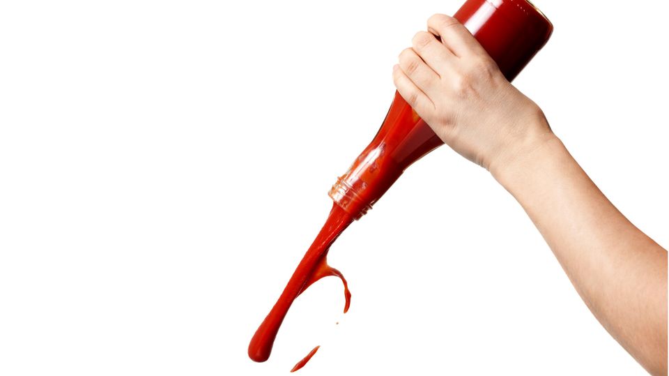 Eine Ketchupflasche wird kopfüber ausgeschüttet