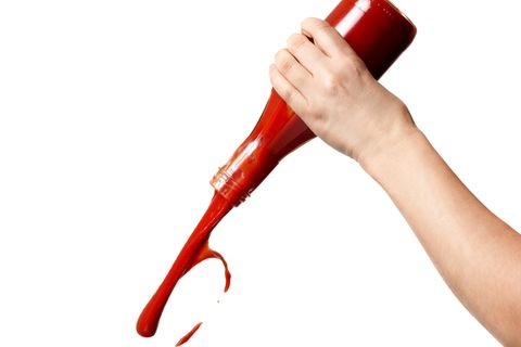 Eine Ketchupflasche wird kopfüber ausgeschüttet