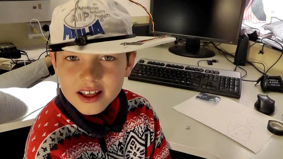 Kreative Erfindung: Zehnjähriger erfindet Cap, die sich mit Sonne dreht