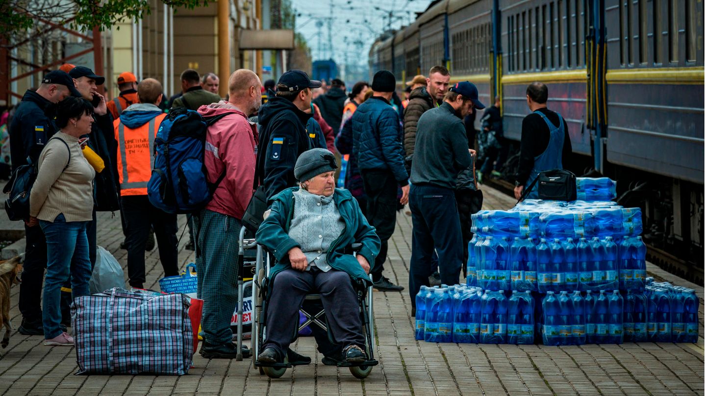 Ukraine war: people flee contested Donbass (video)